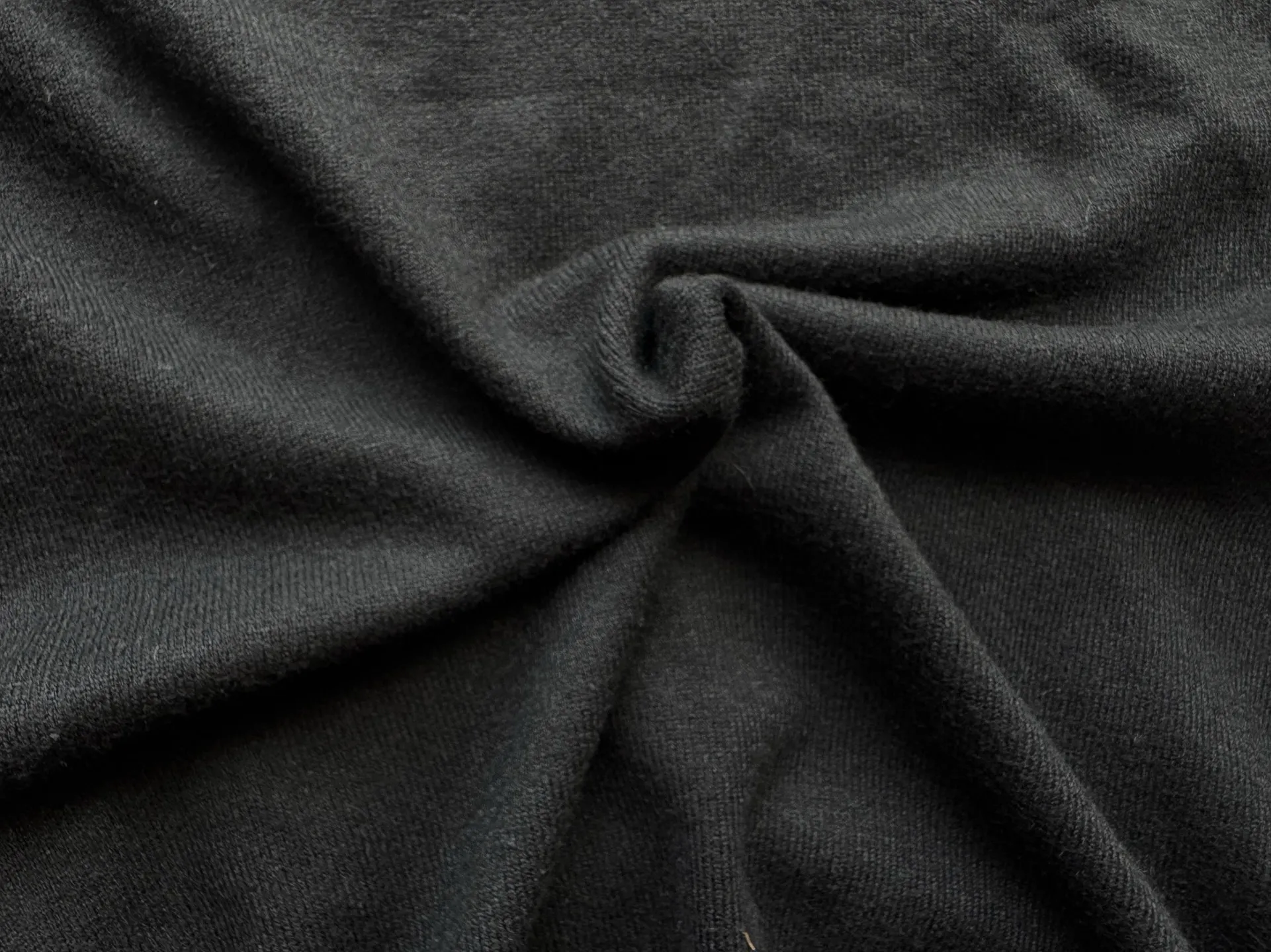 P180 Polo Ralph solid color logo embroidered knitted long-sleeved sweater ✅ Great texture: knitted fabric, soft and waxy to the touch, very comfortable to wear next to the body, and very warm. It is suitable for wearing alone in the winter in the south or as a base layer in the north. ✅ Slimming version: The round neck design is classic and durable, and will not look bloated. Instead, it has a slimming effect and is friendly to all body types. ✅Versatile and practical: Whether it is worn with suit pants for commuting or jeans for leisure, it can be easily worn, and one piece can be used for several pieces! ✅Pony embroidery is simple yet a little refined!  Color: Black White Size M L